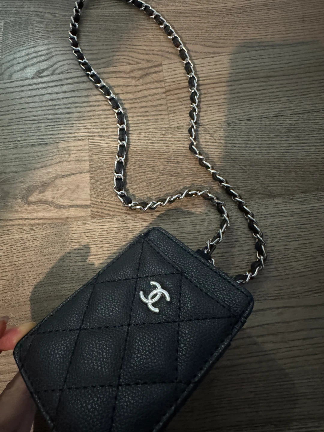 Chanel quilted card holder with chain - photo 3