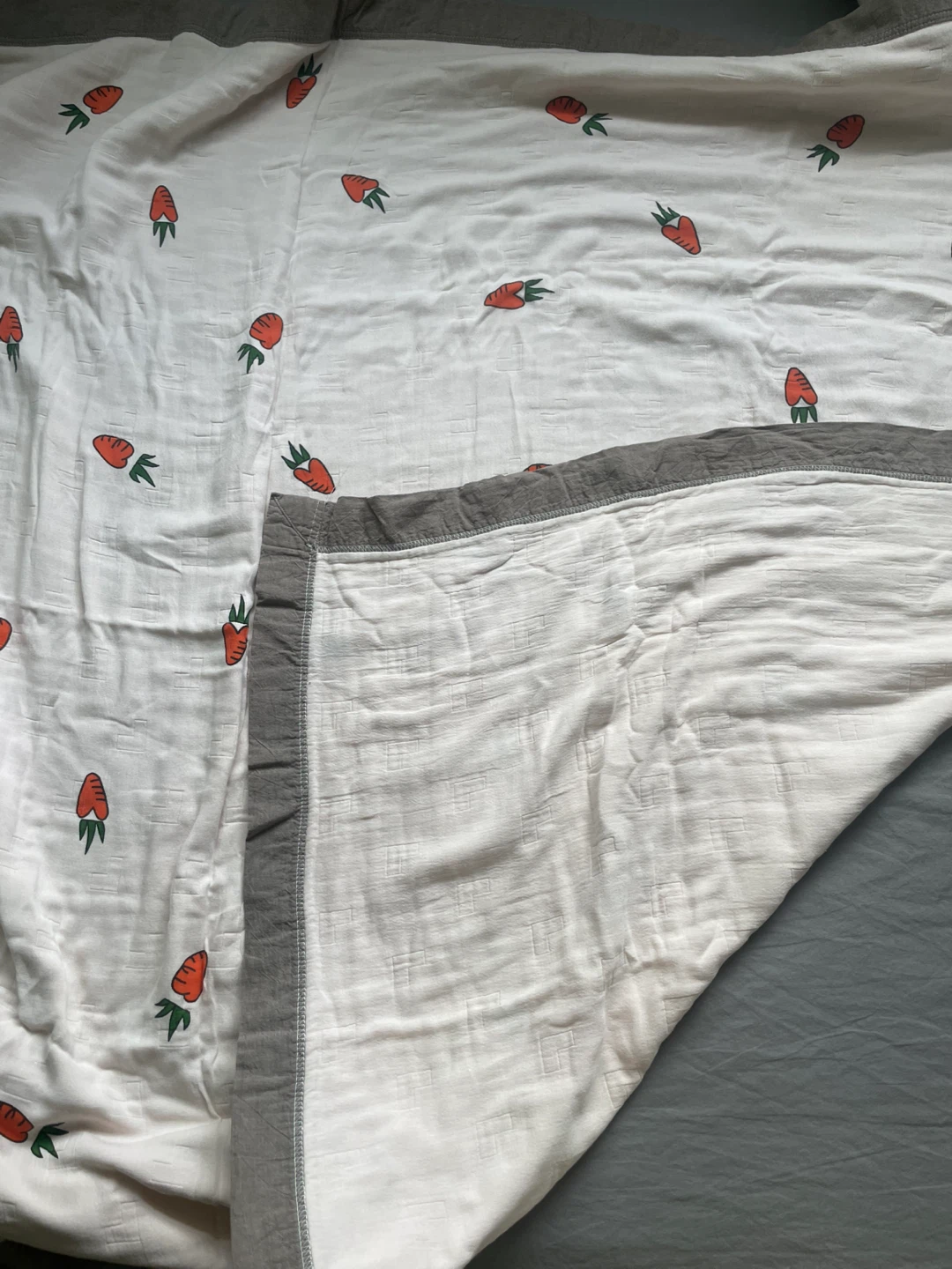 Ei mio home carrot print muslin blanket and UGG bed sheet - photo 4