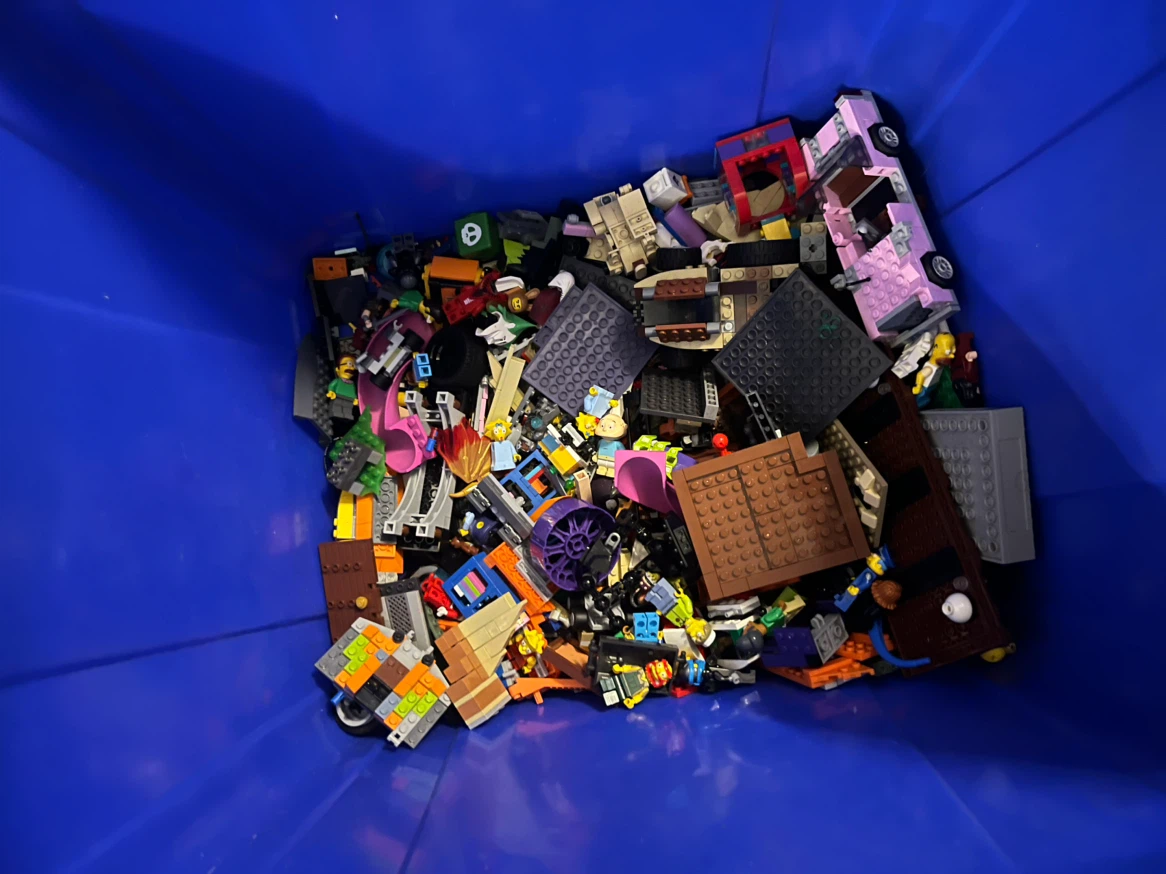 Bin of LEGO Batman & simpsons minifigures and sets - photo 3