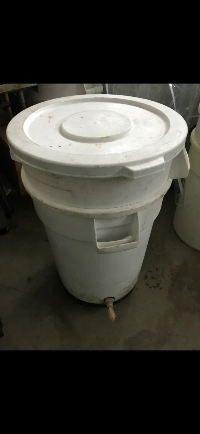 Rubbermaid Greens Keeper Container