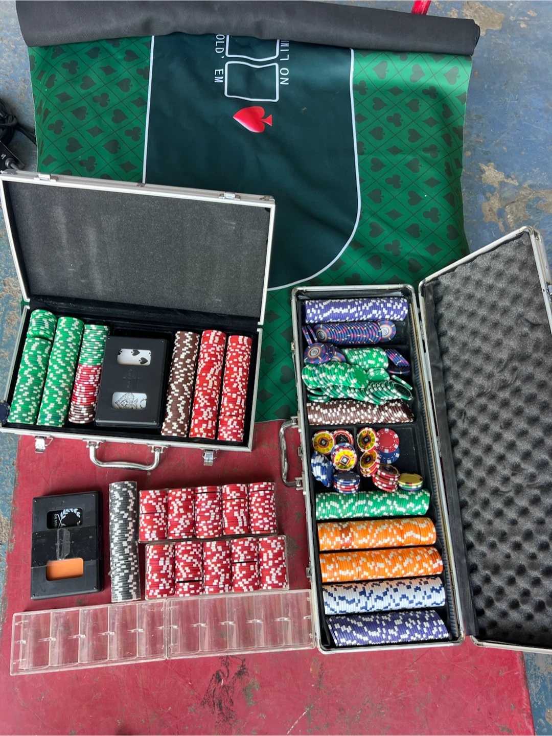 LOT OF POKER CHIPS AND TABLE MAT