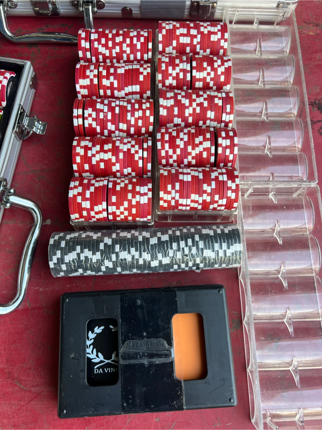 LOT OF POKER CHIPS AND TABLE MAT - photo 2