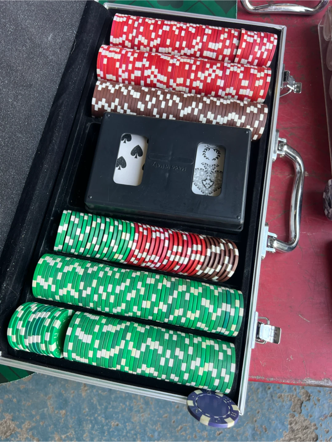 LOT OF POKER CHIPS AND TABLE MAT - photo 3