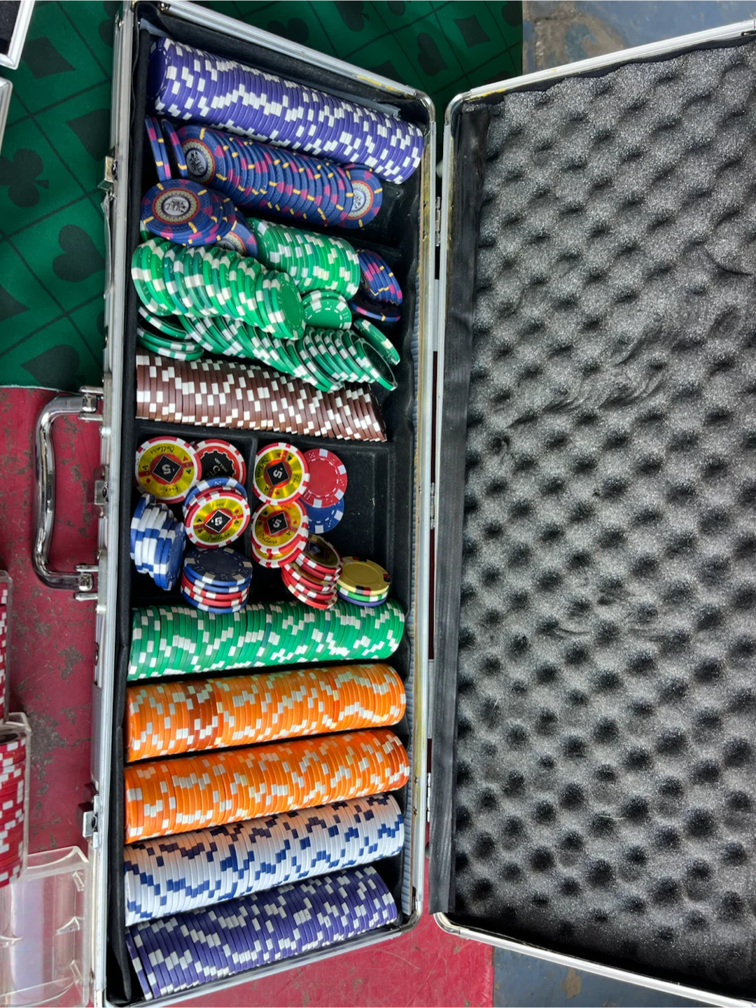 LOT OF POKER CHIPS AND TABLE MAT - photo 4