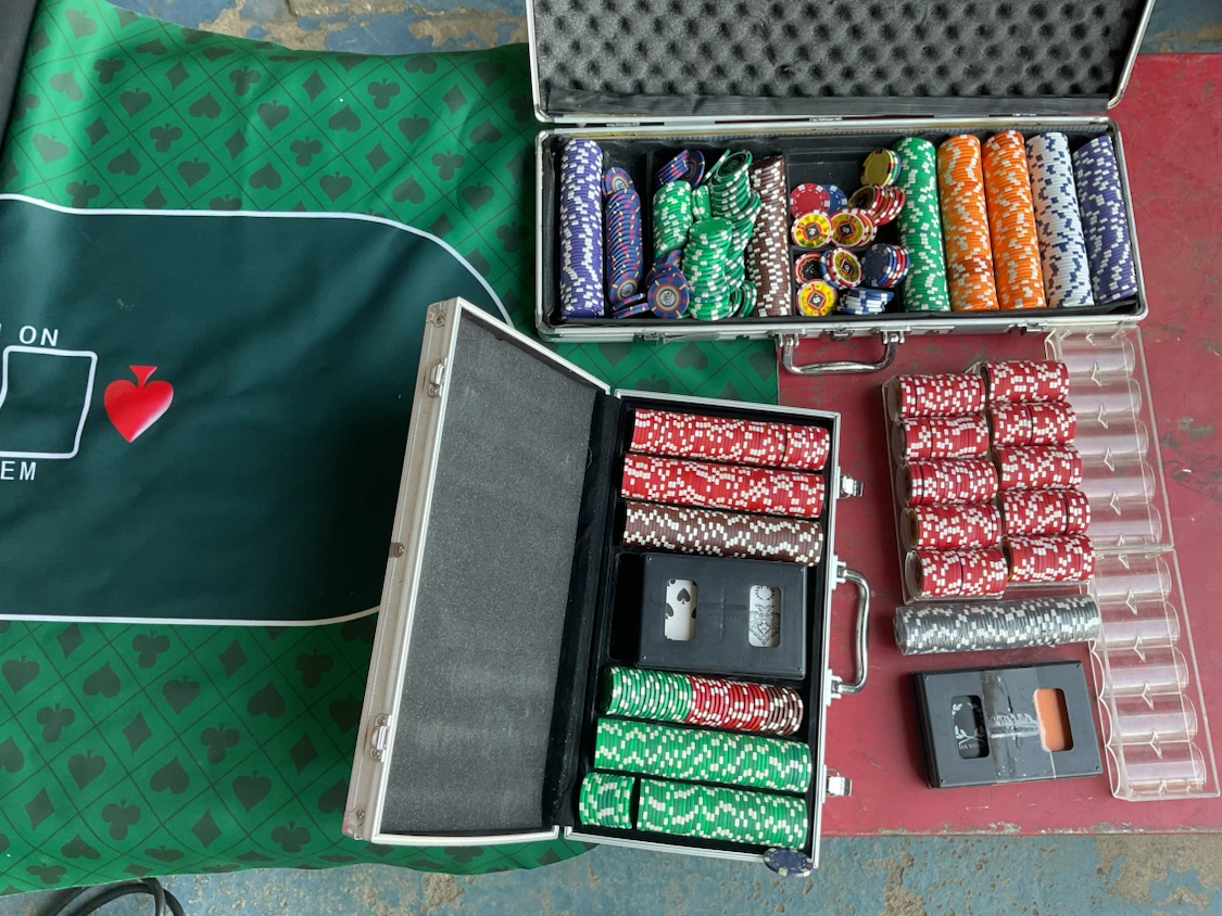 LOT OF POKER CHIPS AND TABLE MAT - photo 5