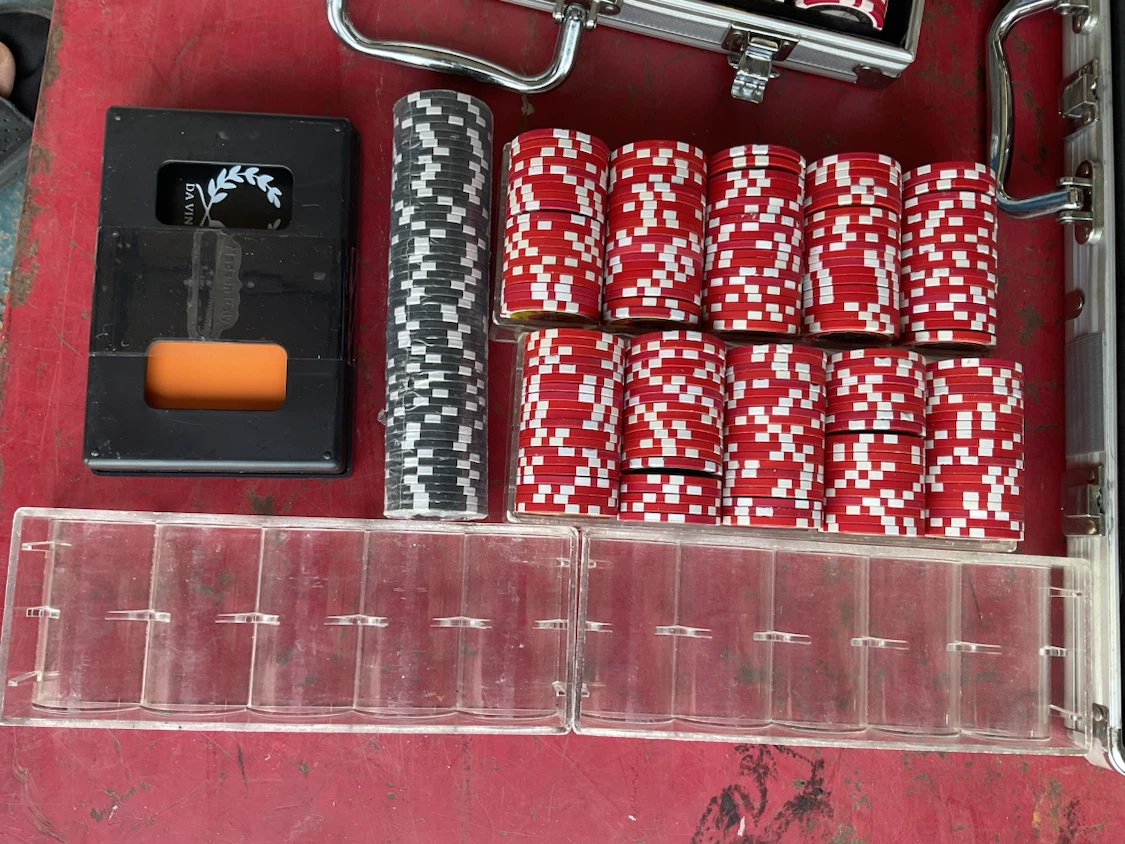 POKER CHIPS AND TABLE MAT - photo 2
