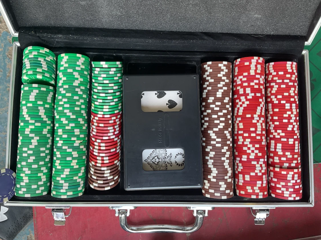 POKER CHIPS AND TABLE MAT - photo 3