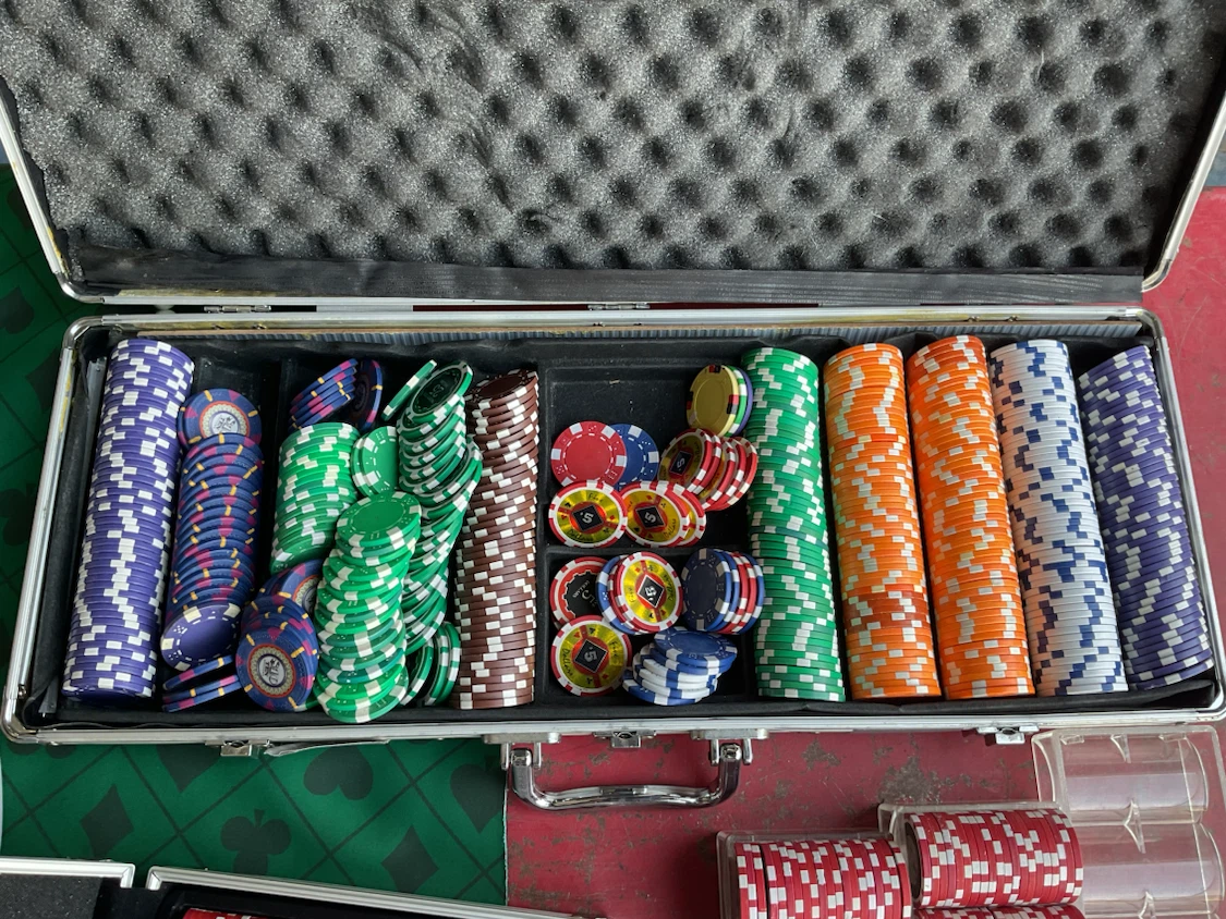 POKER CHIPS AND TABLE MAT - photo 4