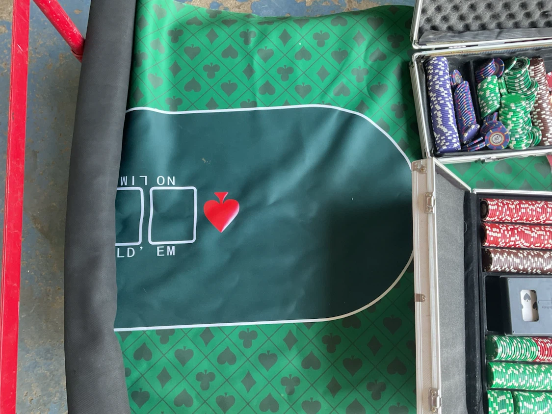 POKER CHIPS AND TABLE MAT - photo 5