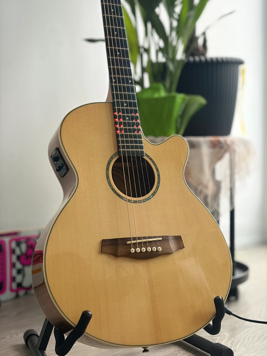 Guitar that shows you where to play Semi acoustic guitar