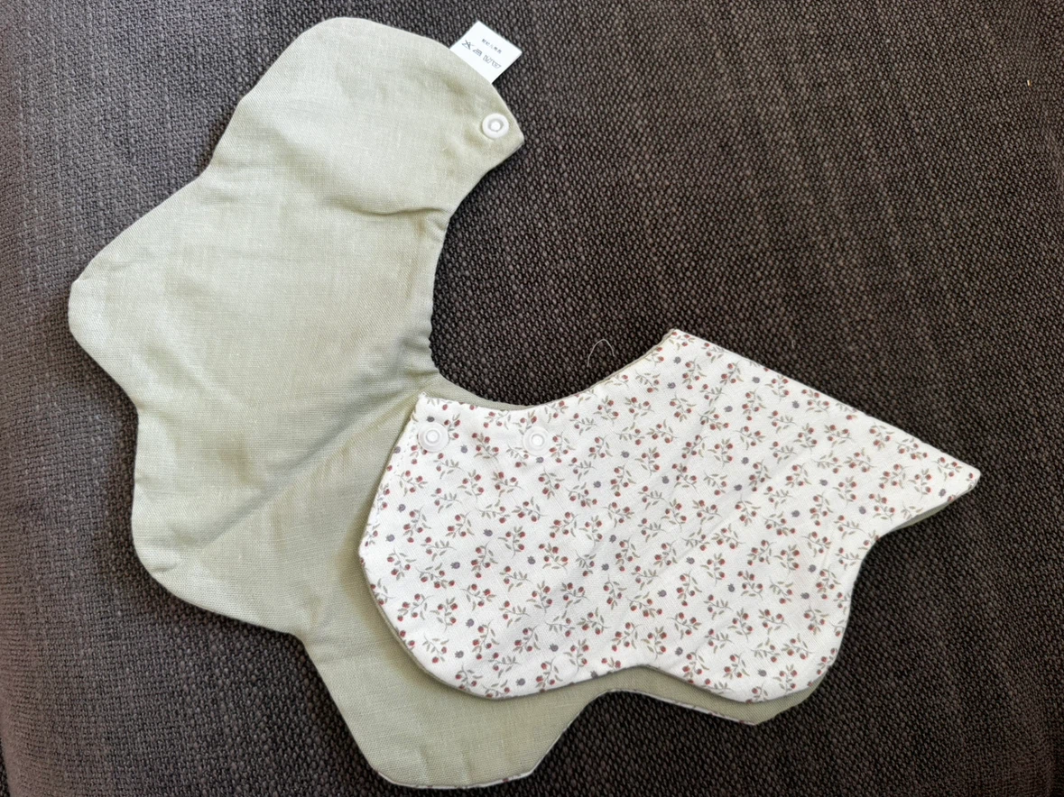 Floral pattern baby bib - photo 2
