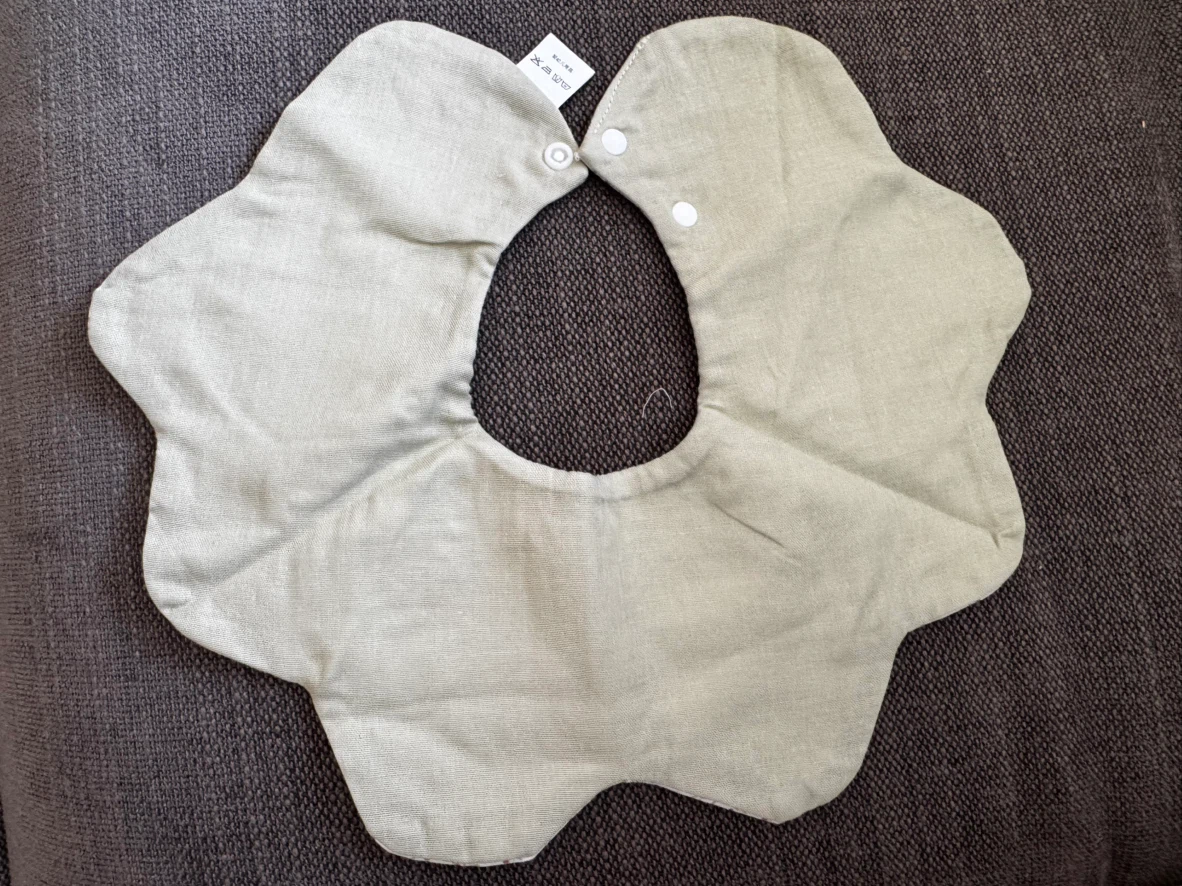 Floral pattern baby bib - photo 3