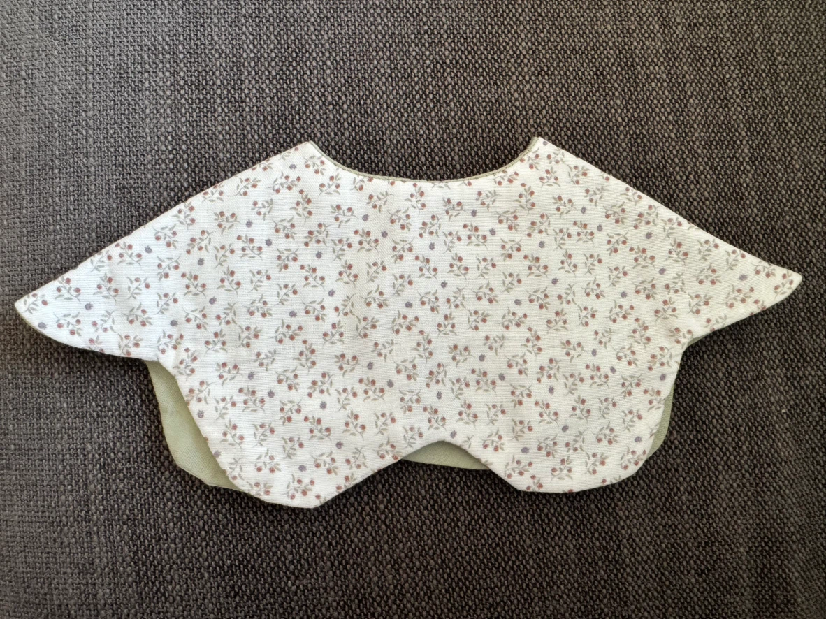 Floral pattern baby bib - photo 4