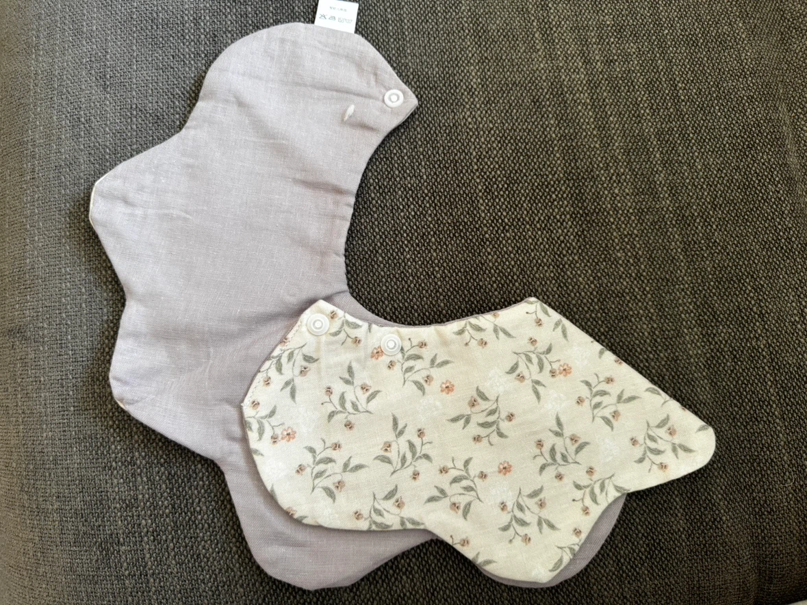 Floral baby bib - photo 2