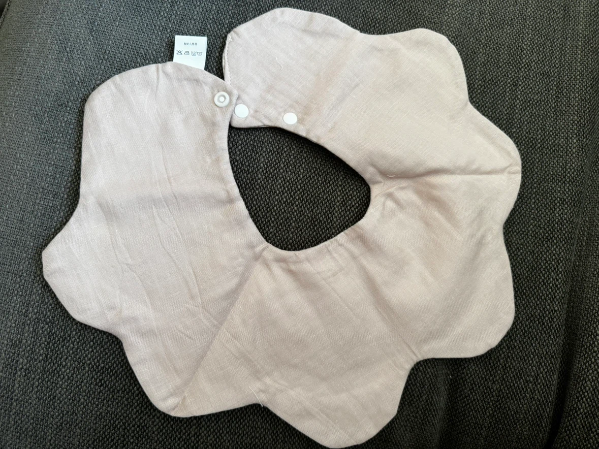 Floral pattern baby bib - photo 2