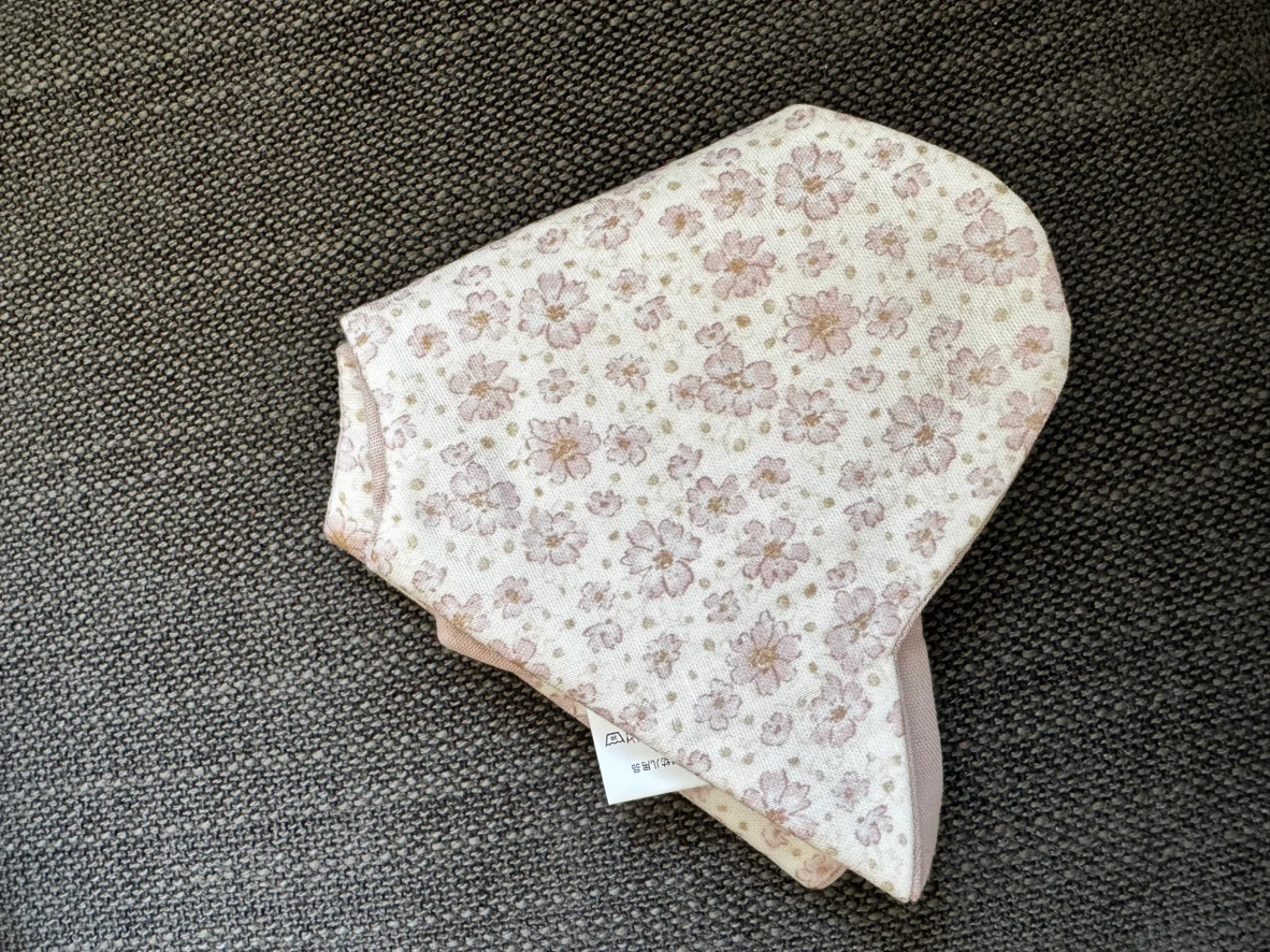 Floral pattern baby bib - photo 3