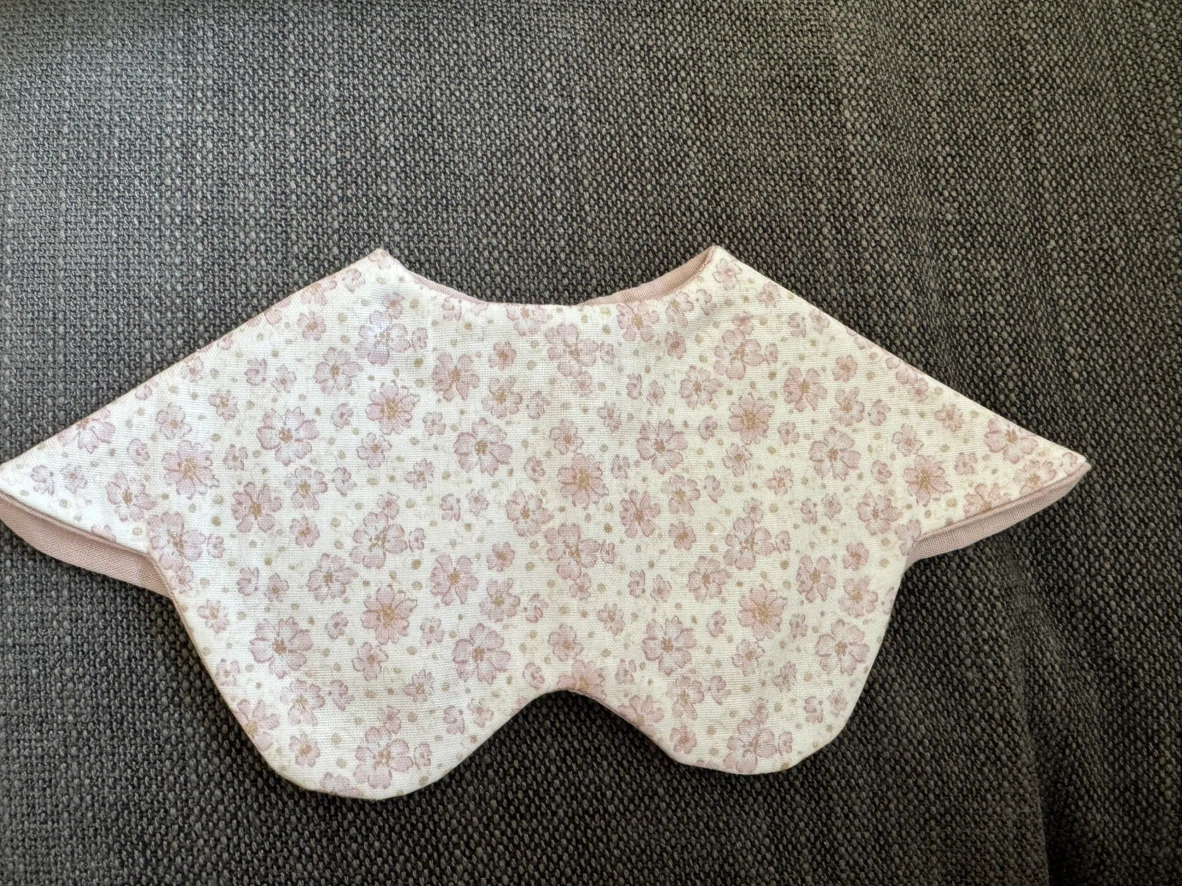 Floral pattern baby bib - photo 4