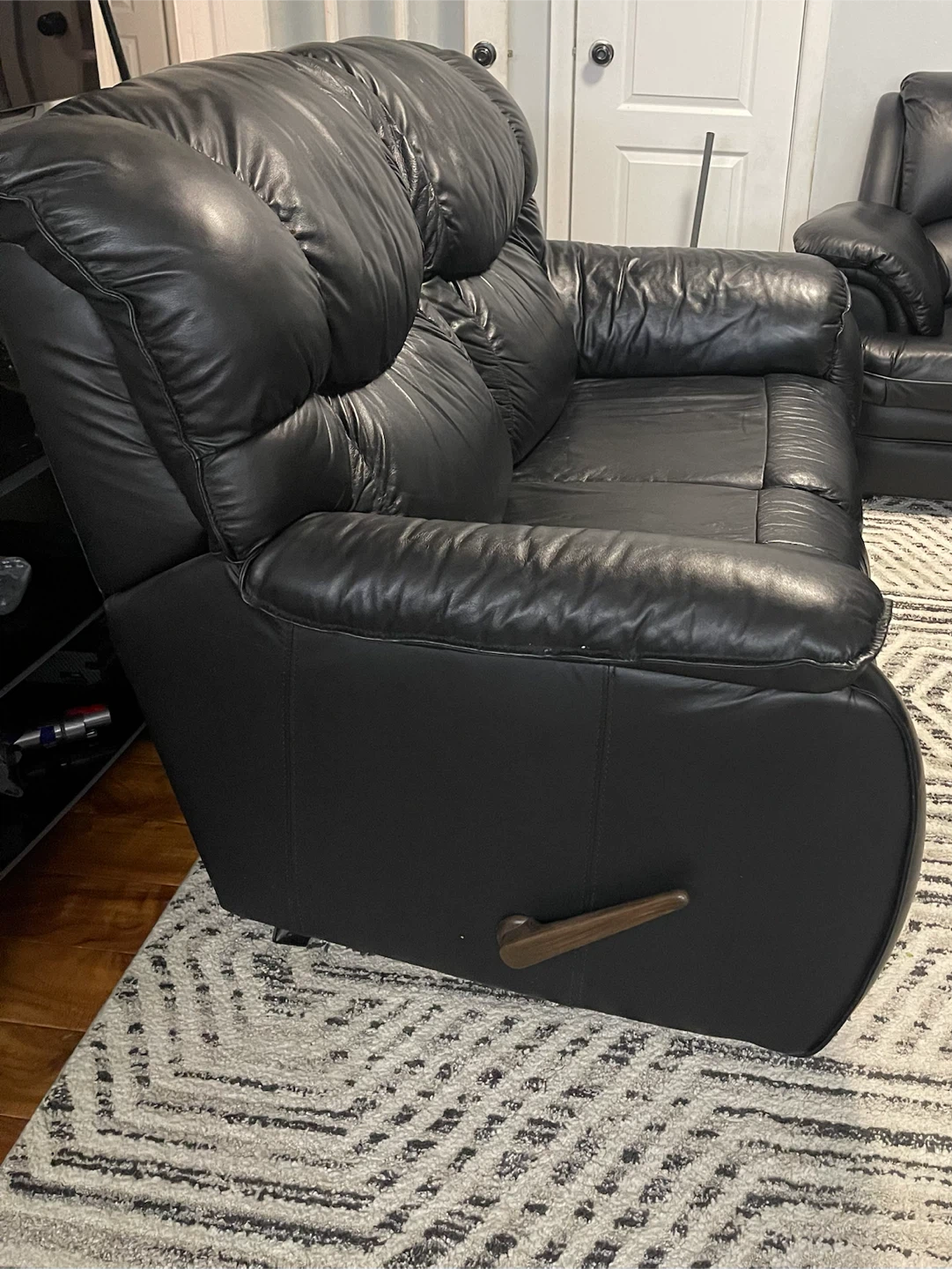 Black Leather Two-Seater Reclining Loveseat + 1 Single Recliner - photo 4