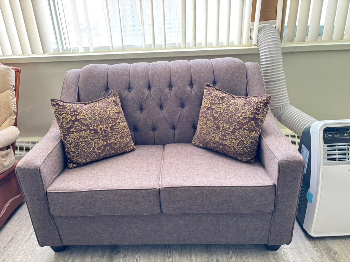Tufted Loveseat in Greyish brown