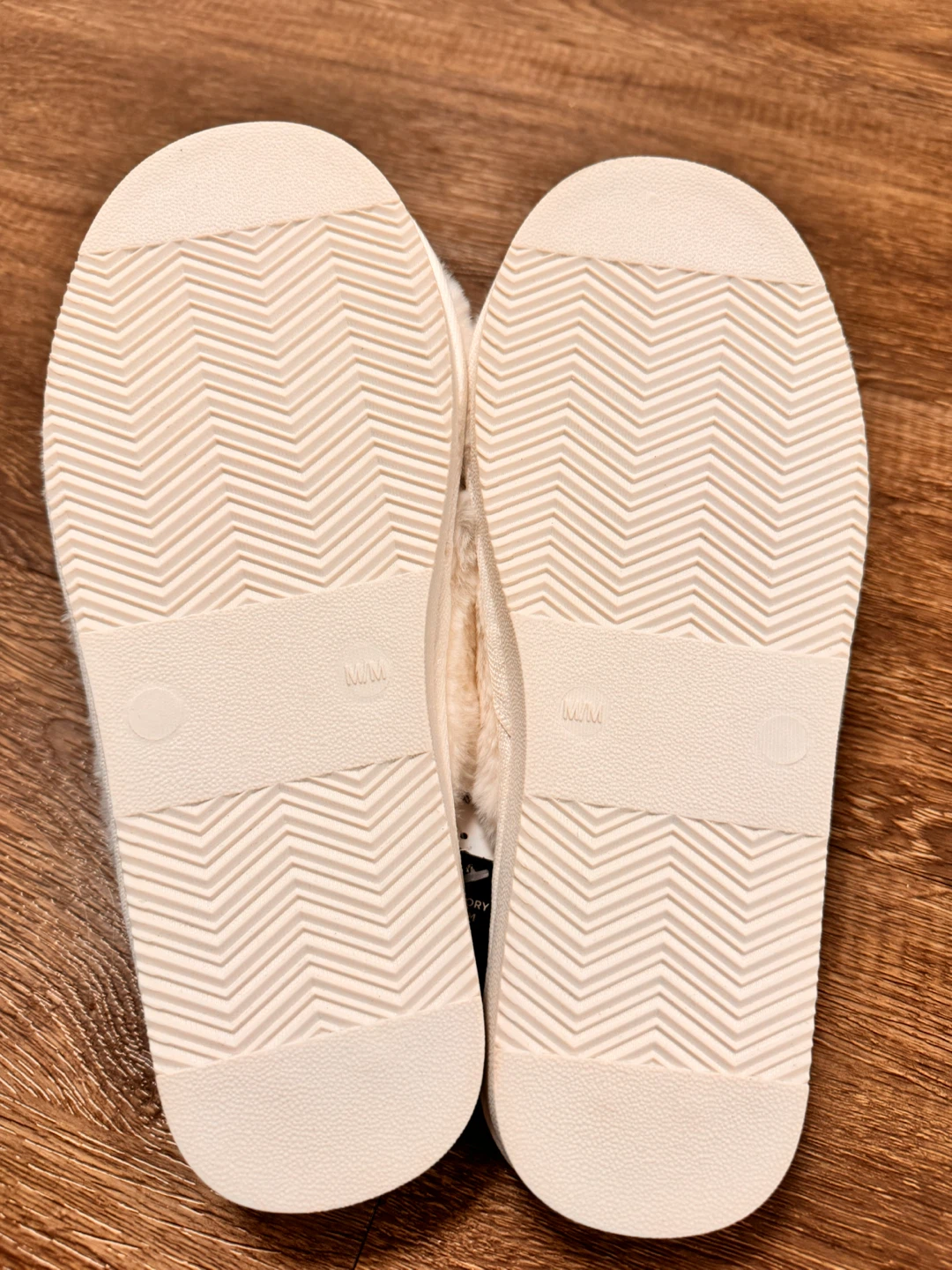 la Vie en Rose faux fur slippers white sz 7-71/2 shoe size - photo 2