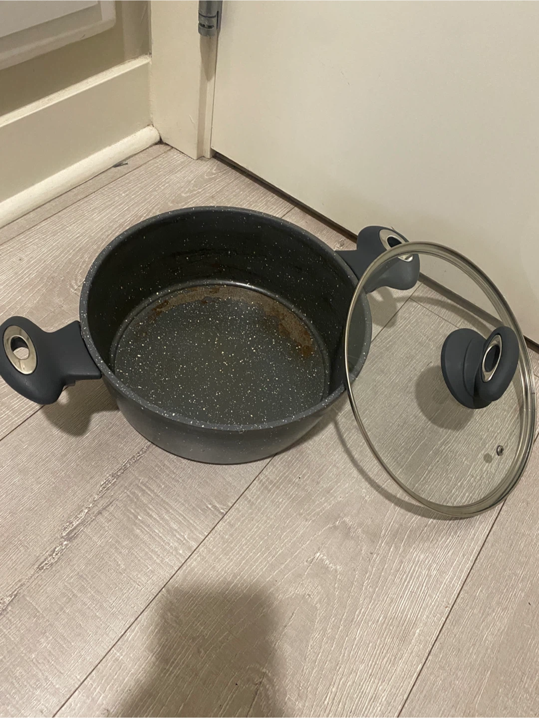 Non-stick stock pot with glass lid