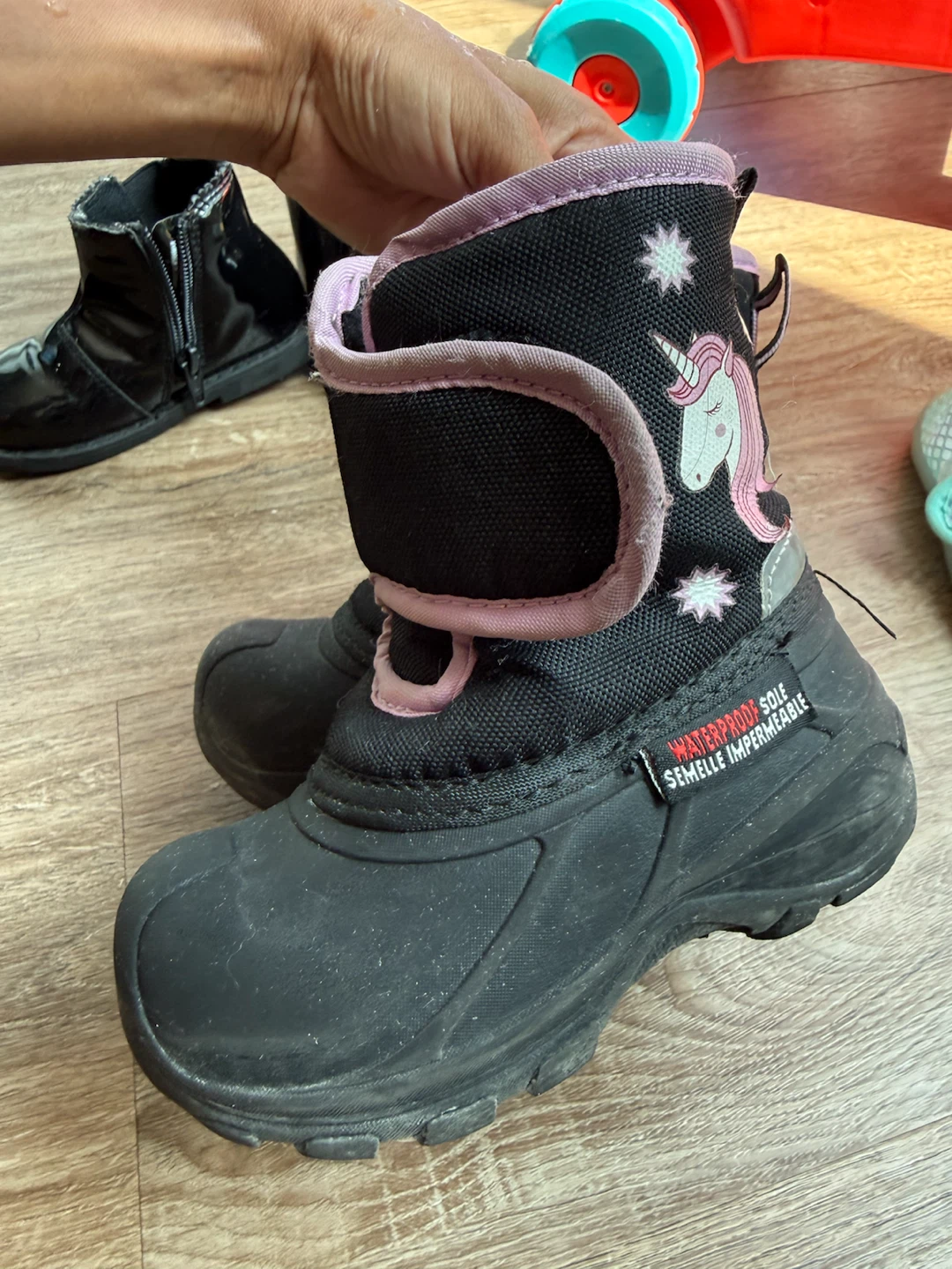 Set of 3 pairs of children's shoes