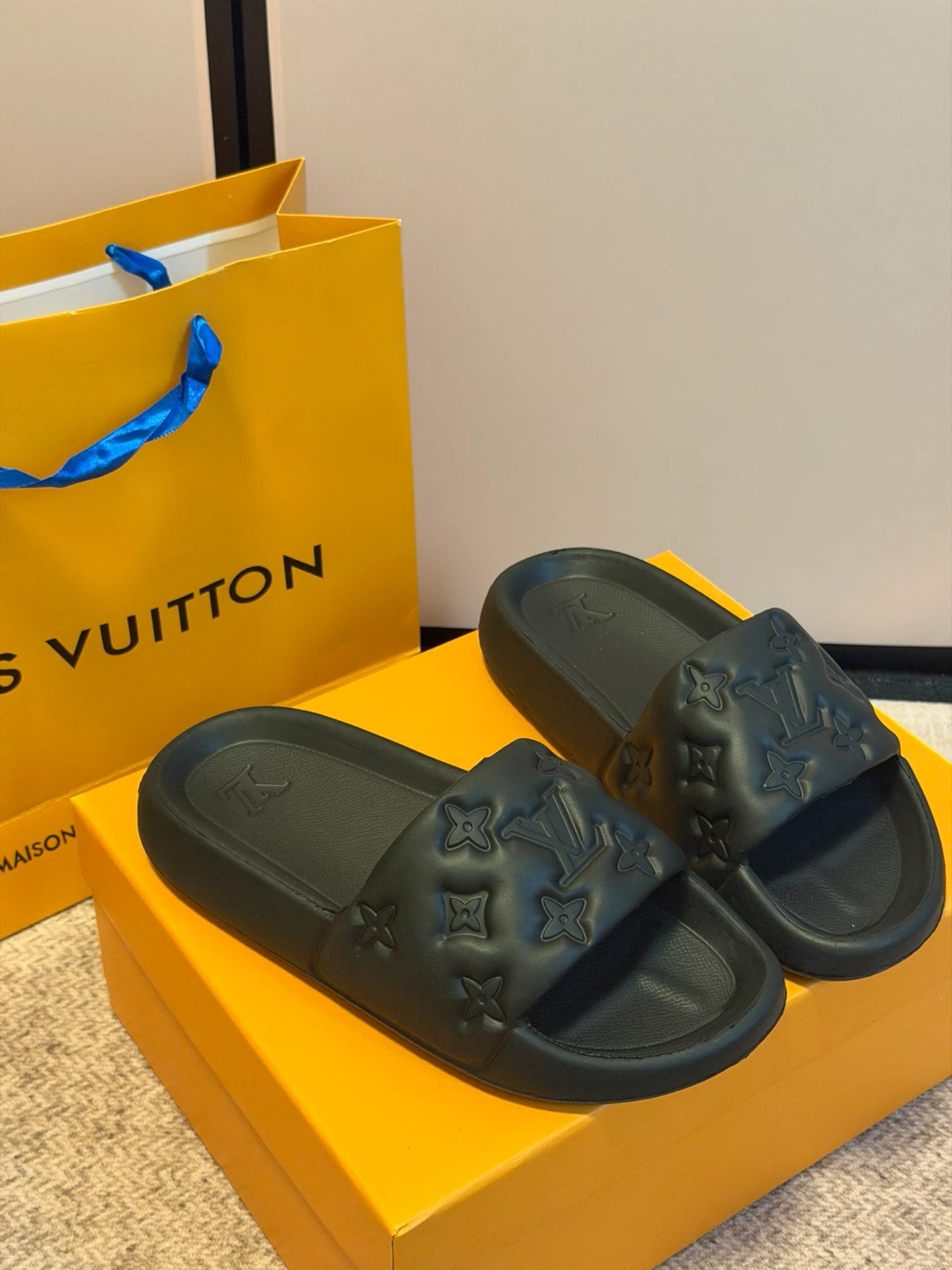 Louis Vuitton Black Calfskin Sandals Size 35