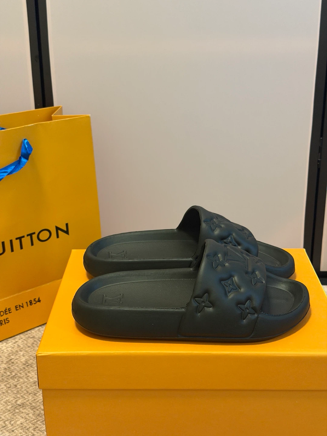 Louis Vuitton Black Calfskin Sandals Size 35 - photo 2