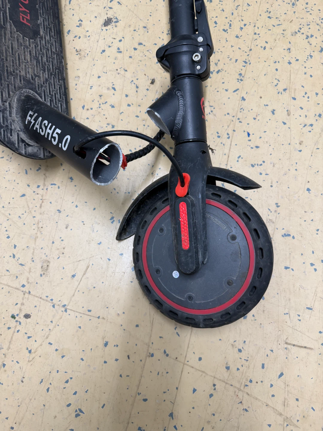 Fly on Wheels Flash 5.0 Electric Scooter - photo 2