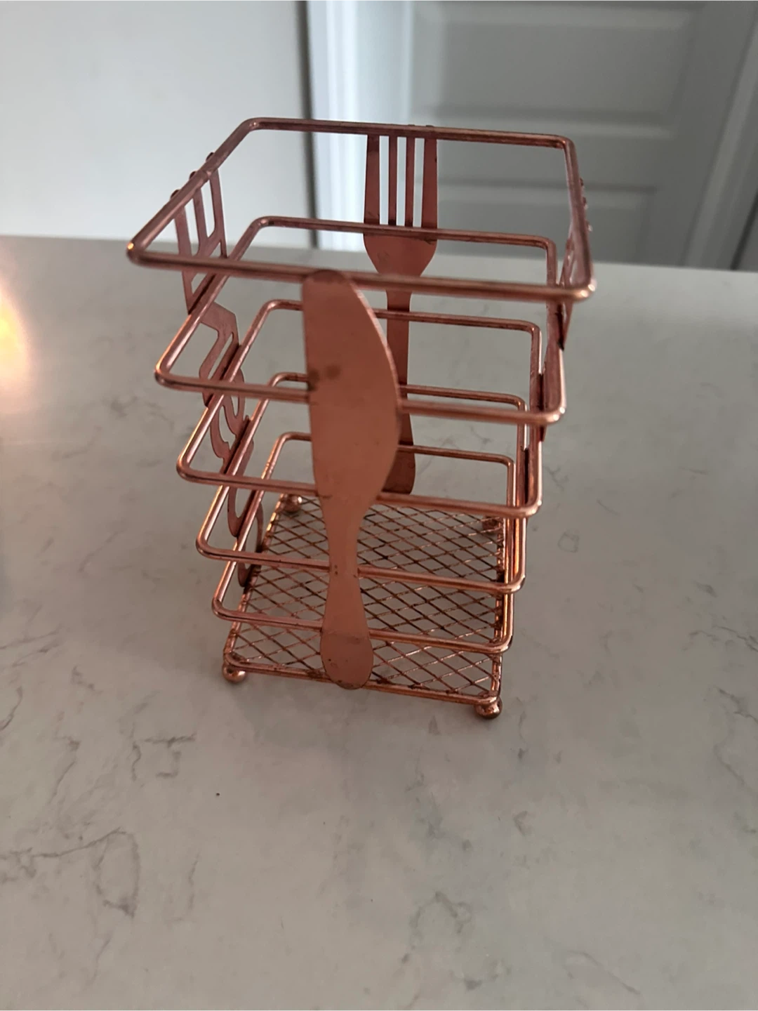 Copper-coloured wire cutlery holder