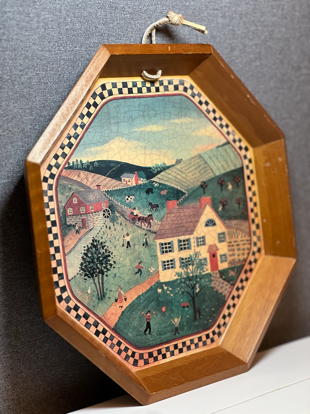 “Crowning Touch Collection" Octagonal Folk Art Wall Plaque - photo 3