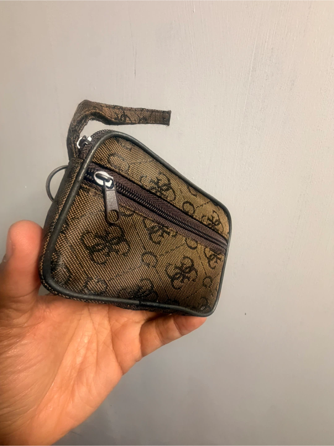 GUESS Brown Logo Keychain Pouch - photo 2