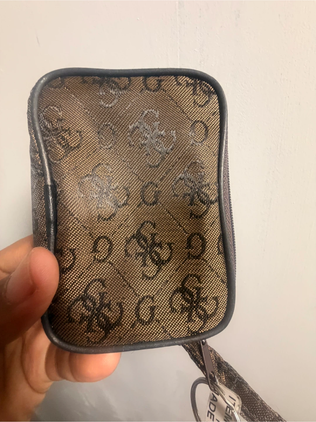 GUESS Brown Logo Keychain Pouch - photo 3