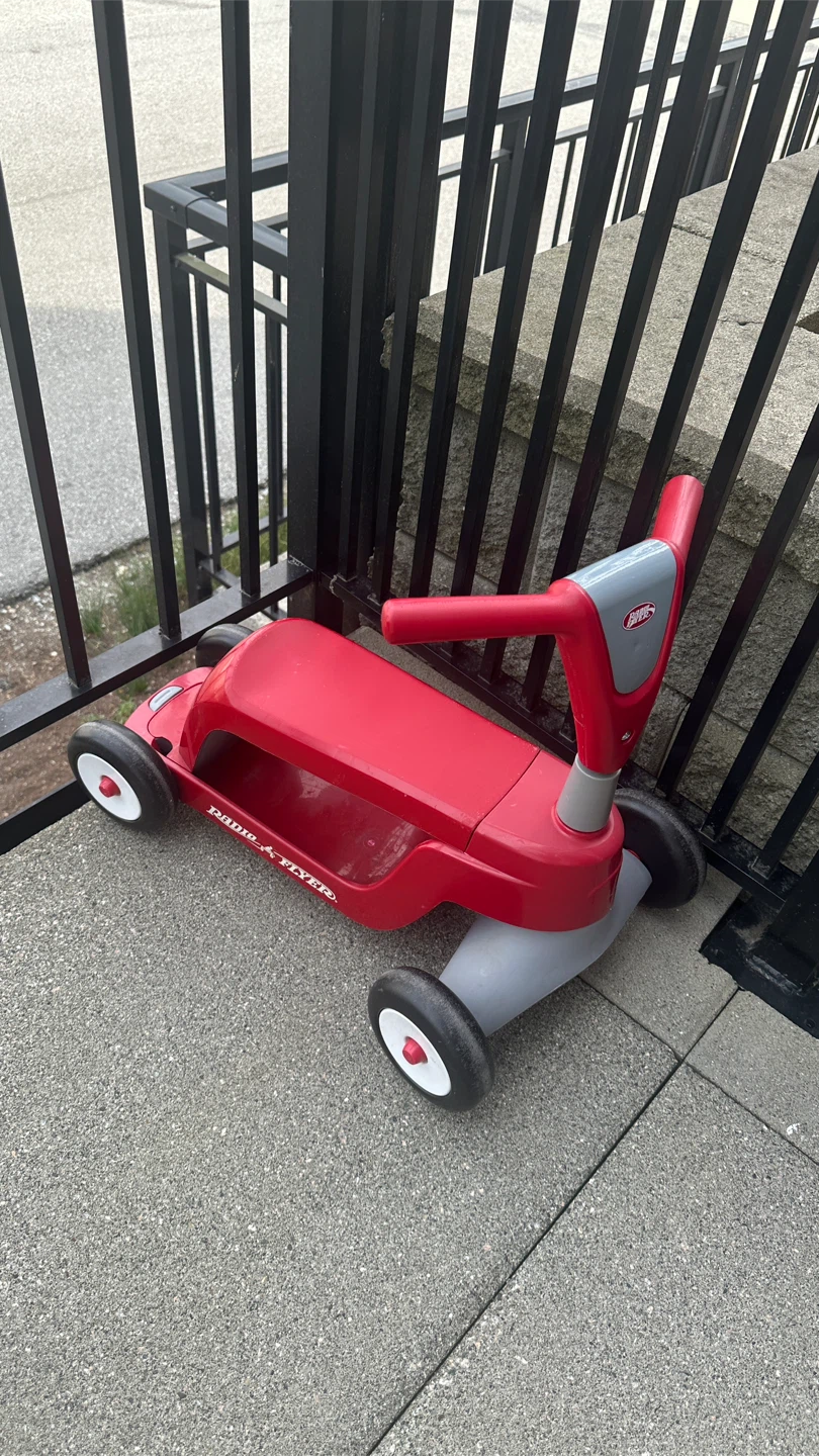 Radio Flyer Scoot-About Ride-On