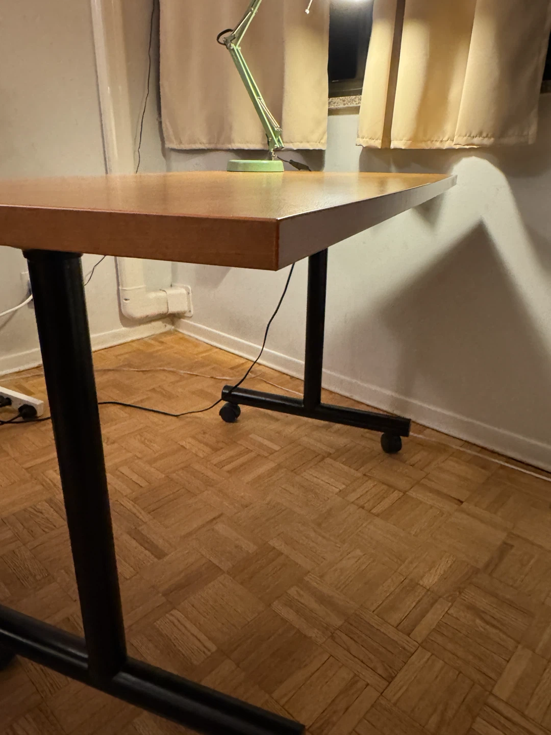 Spacious 4ft Office Desk on Wheels – Excellent Condition - photo 4