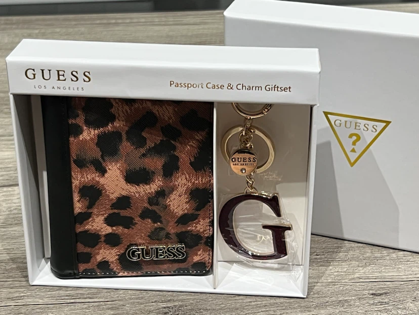 GUESS Passport Case & Charm Giftset