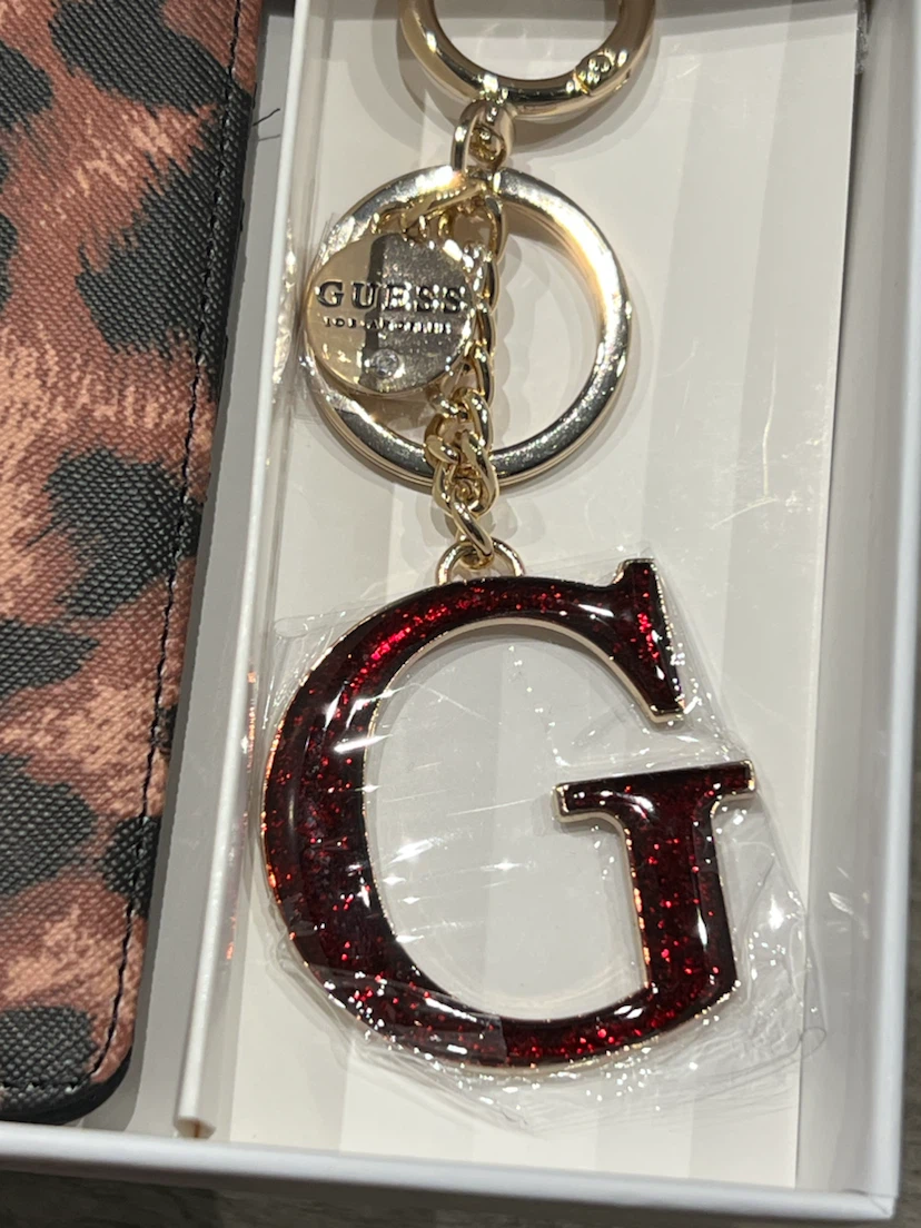 GUESS Passport Case & Charm Giftset - photo 3