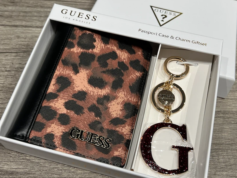 GUESS Passport Case & Charm Giftset - photo 4