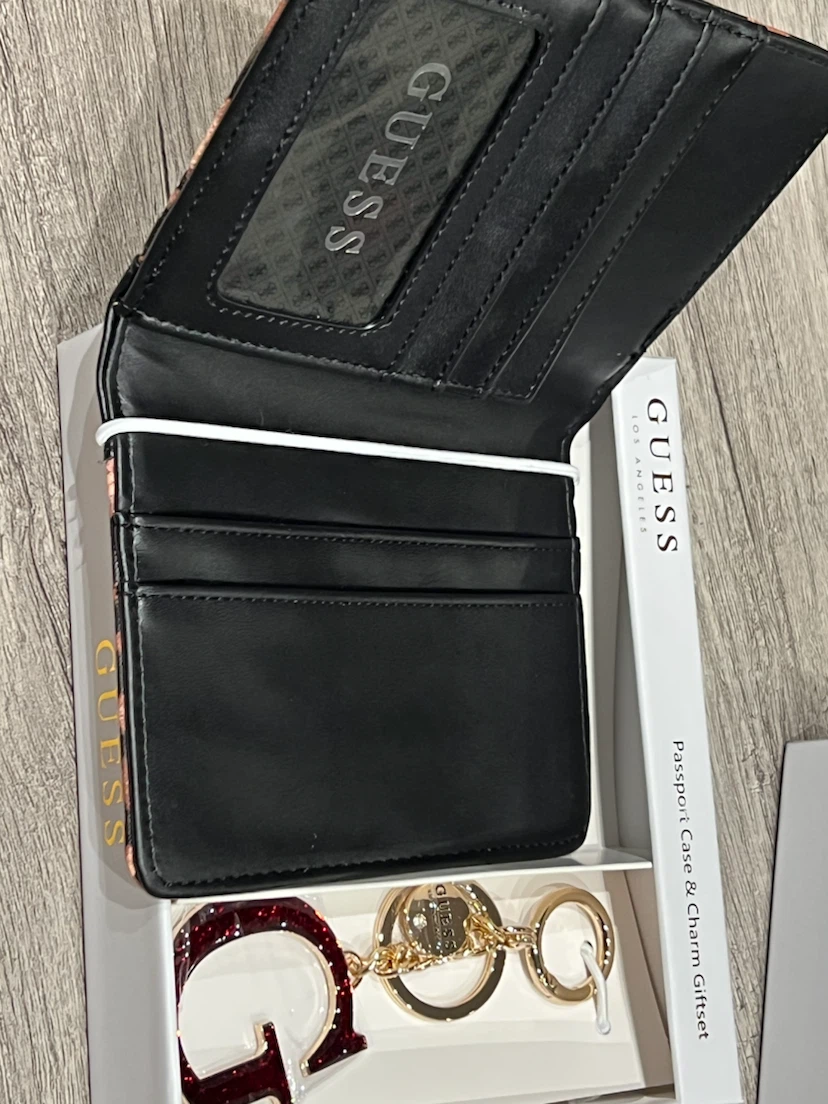 GUESS Passport Case & Charm Giftset - photo 5
