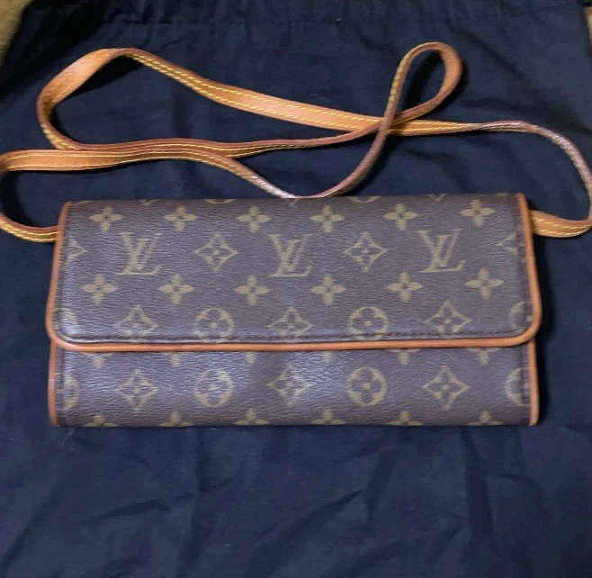 Louis Vuitton Monogram Pochette Clutch
