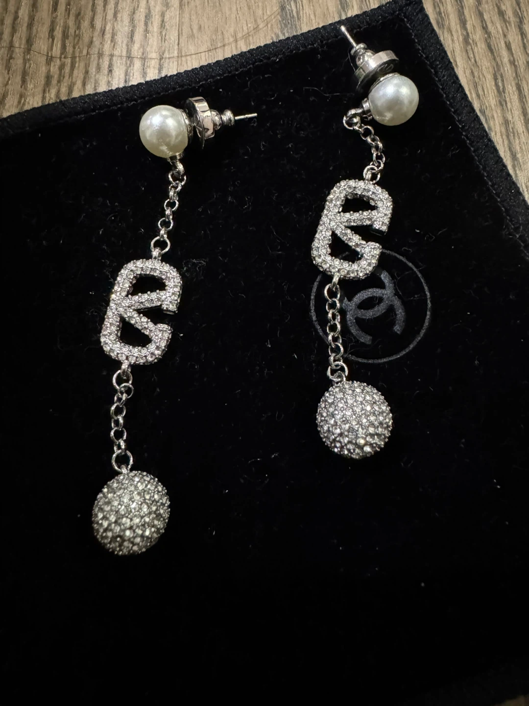 Valentino Garavani crystal logo earrings - photo 2