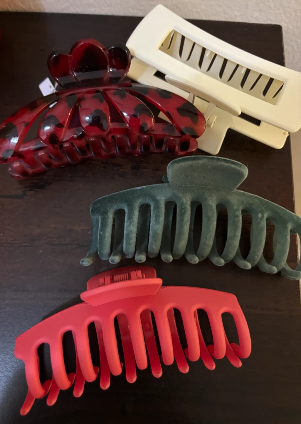 NEW-Set of 4 Hair Claw Clips