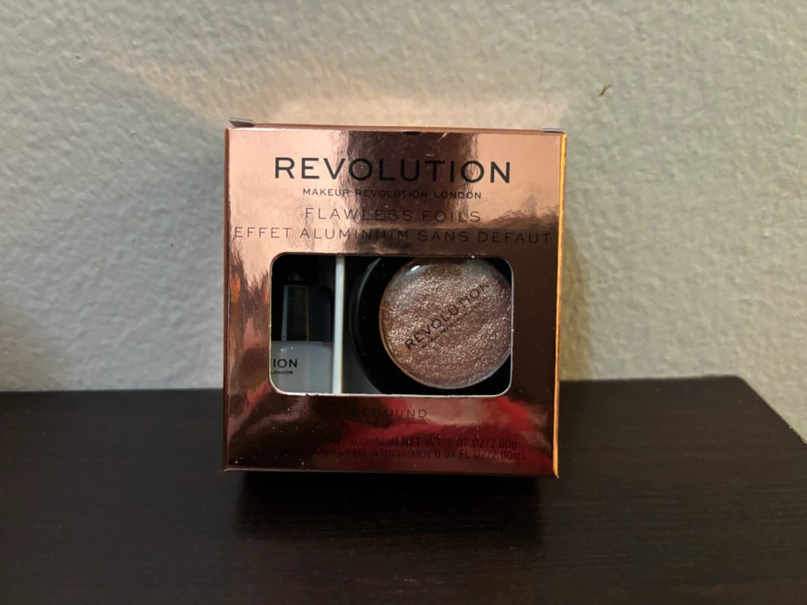 NEW-Makeup Revolution Flawless Foils in Rebound