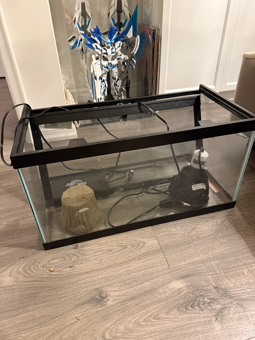 Zilla critter cage 15 gallon + heat lamp + mat + small hide