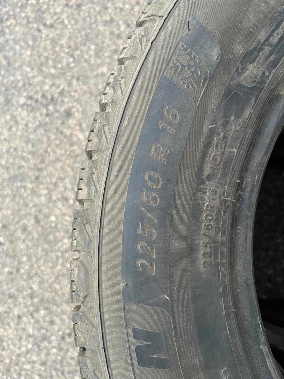 Set of 4 Michelin 225/60 R16 Winter Tires - photo 4
