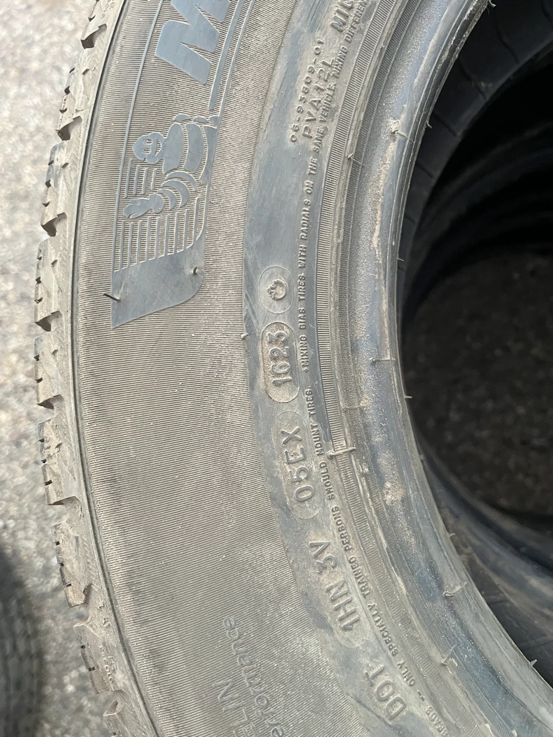 Set of 4 Michelin 225/60 R16 Winter Tires - photo 5