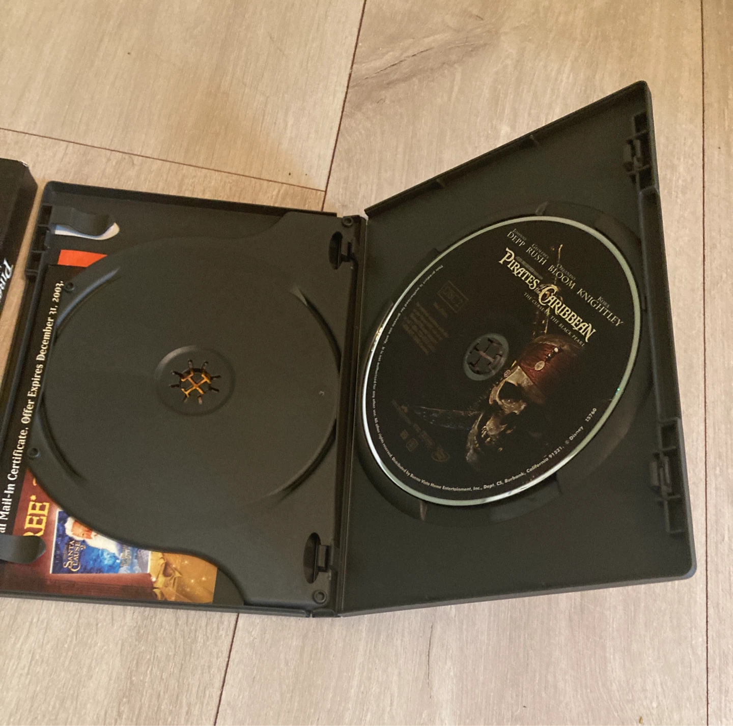 Pirates of the Caribbean: The Curse of the Black Pearl DVD - photo 4