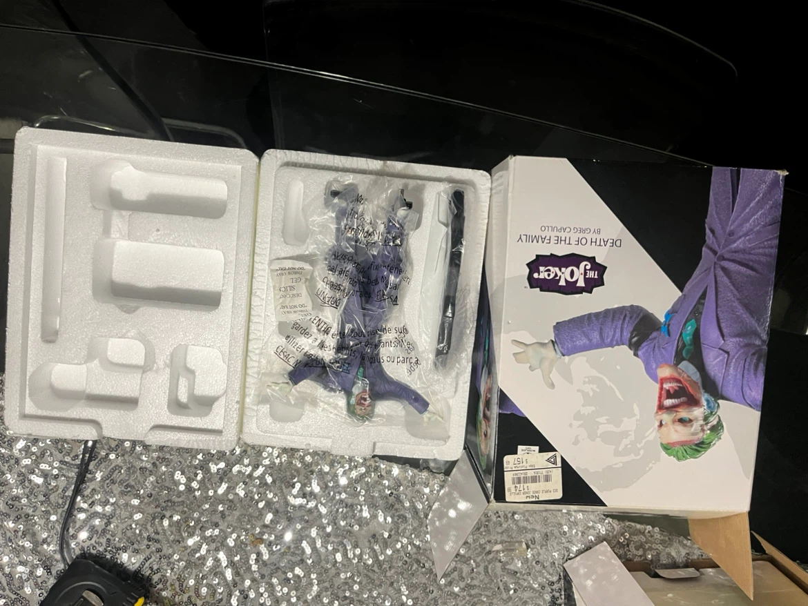 DC Collectibles The Joker Death of the Family statue