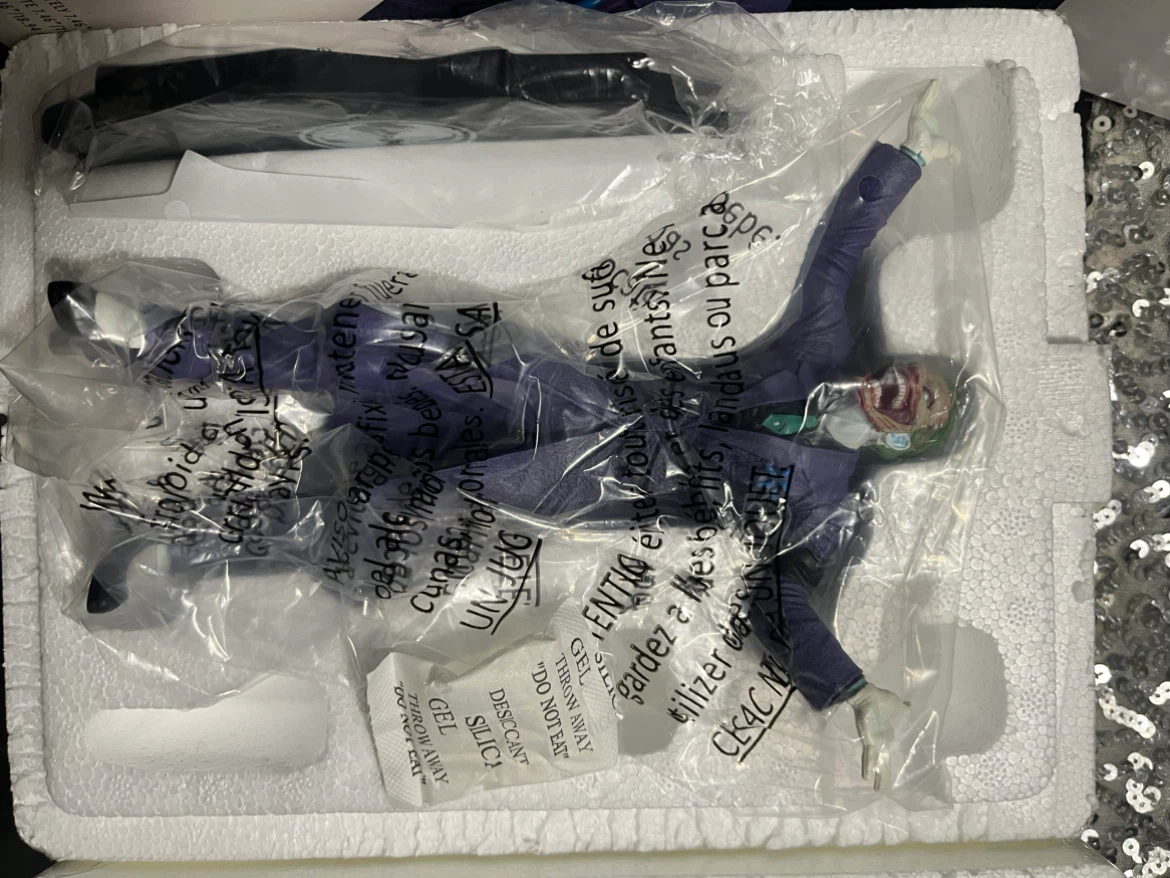 DC Collectibles The Joker Death of the Family statue - photo 2