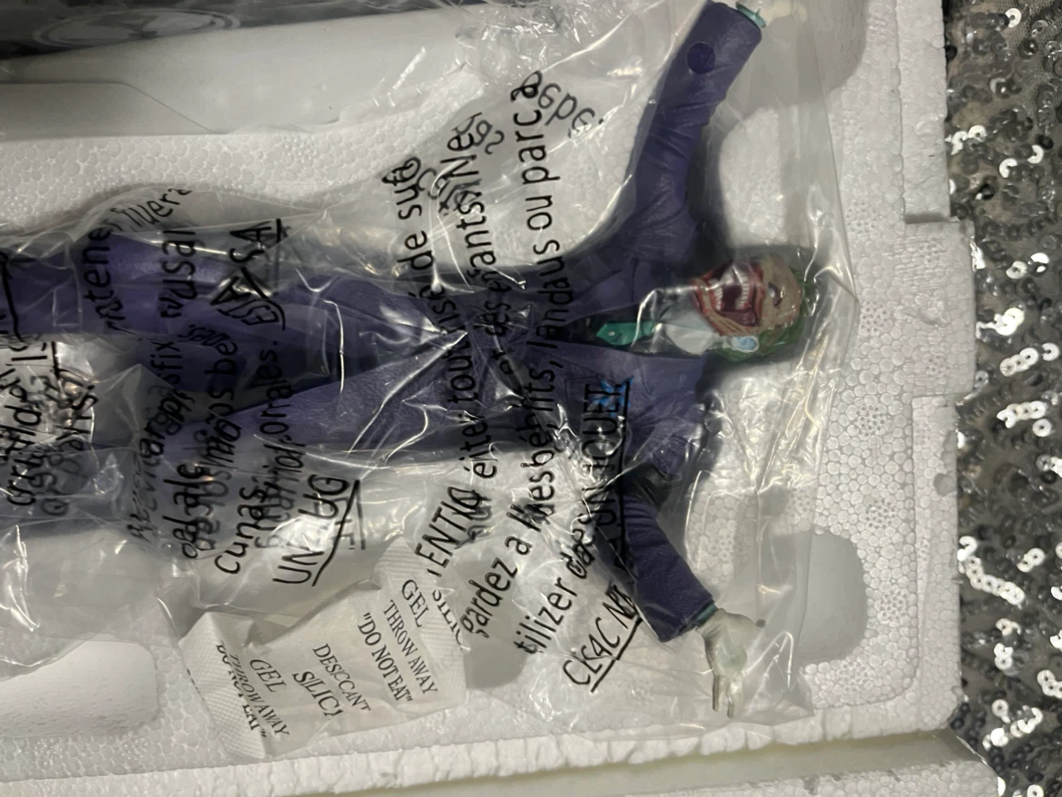 DC Collectibles The Joker Death of the Family statue - photo 5